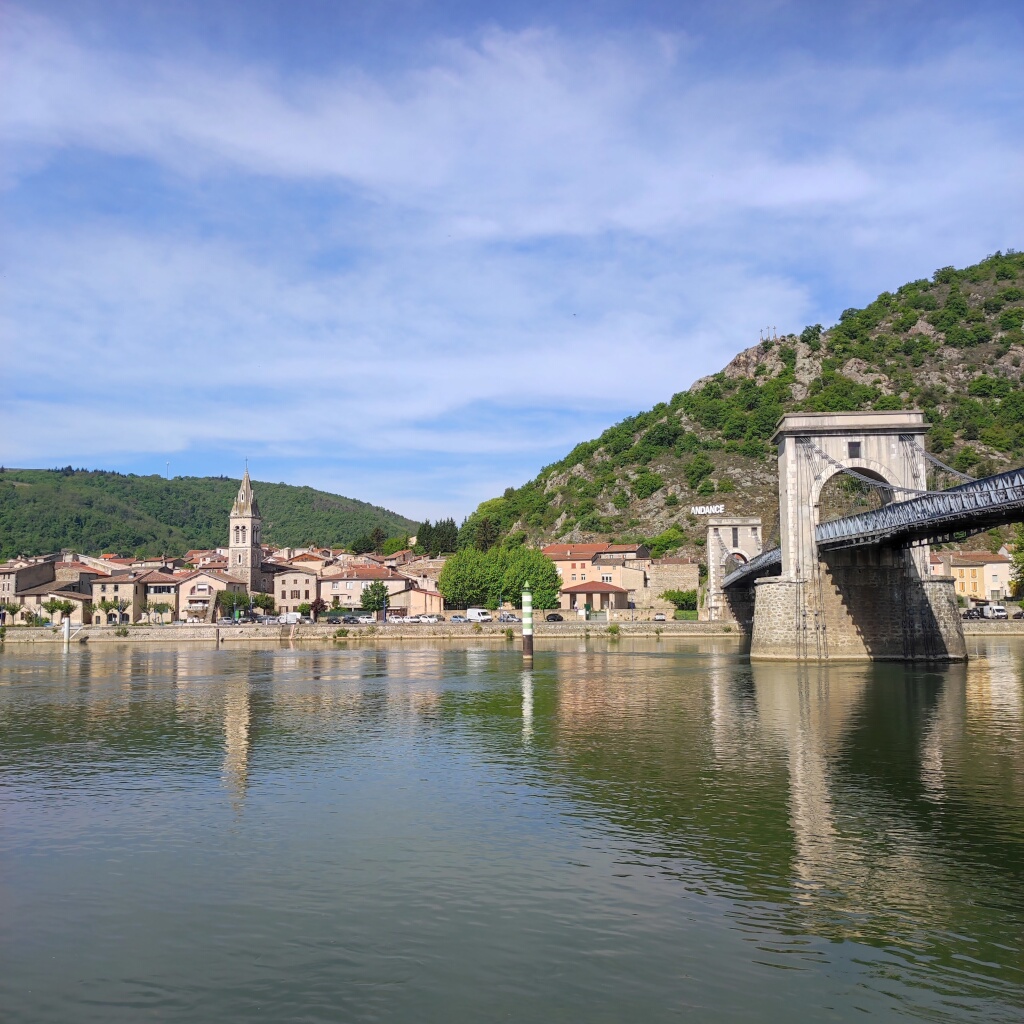 Village d'Andance avec son pont suspendu.
