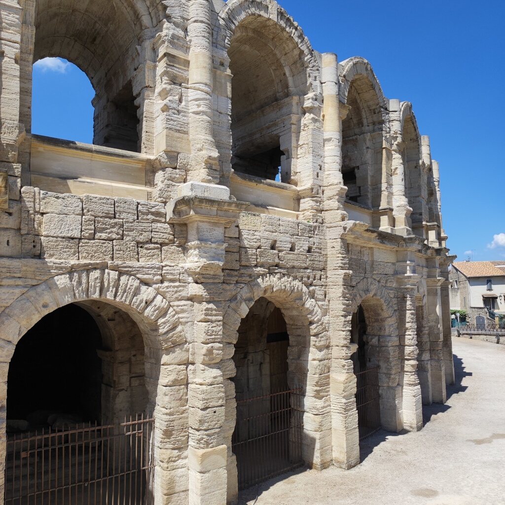 Façade courbe à 2 niveaux d'arcade des arènes d'Arles